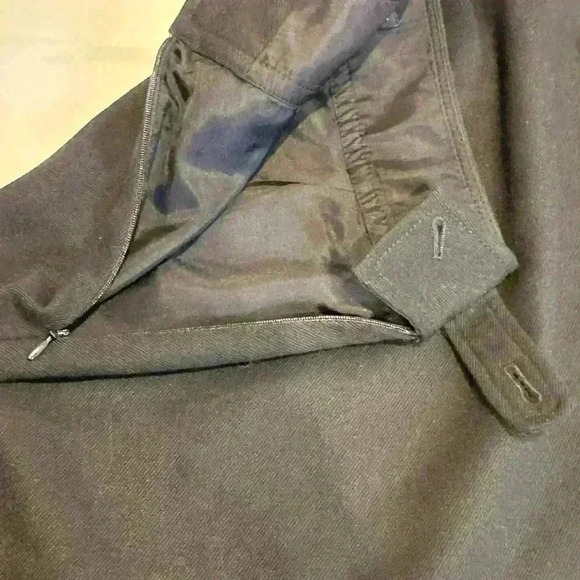 Banana Republic Lined Skirt with Gold accent Buttons (Size 4) - Picture 9 of 15